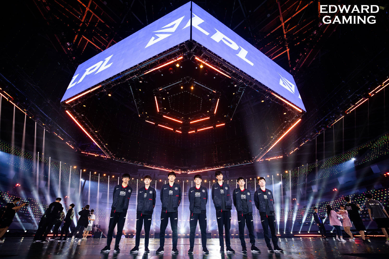 WBG鏖战FPX，ShowMaker团战一打五顶尖较量小组赛，成为赛场最大亮点