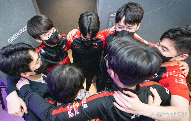 FLY横扫TES，Gumayusi操刀奇招英雄翻盘宿敌对决淘汰赛，让粉丝疯狂欢呼