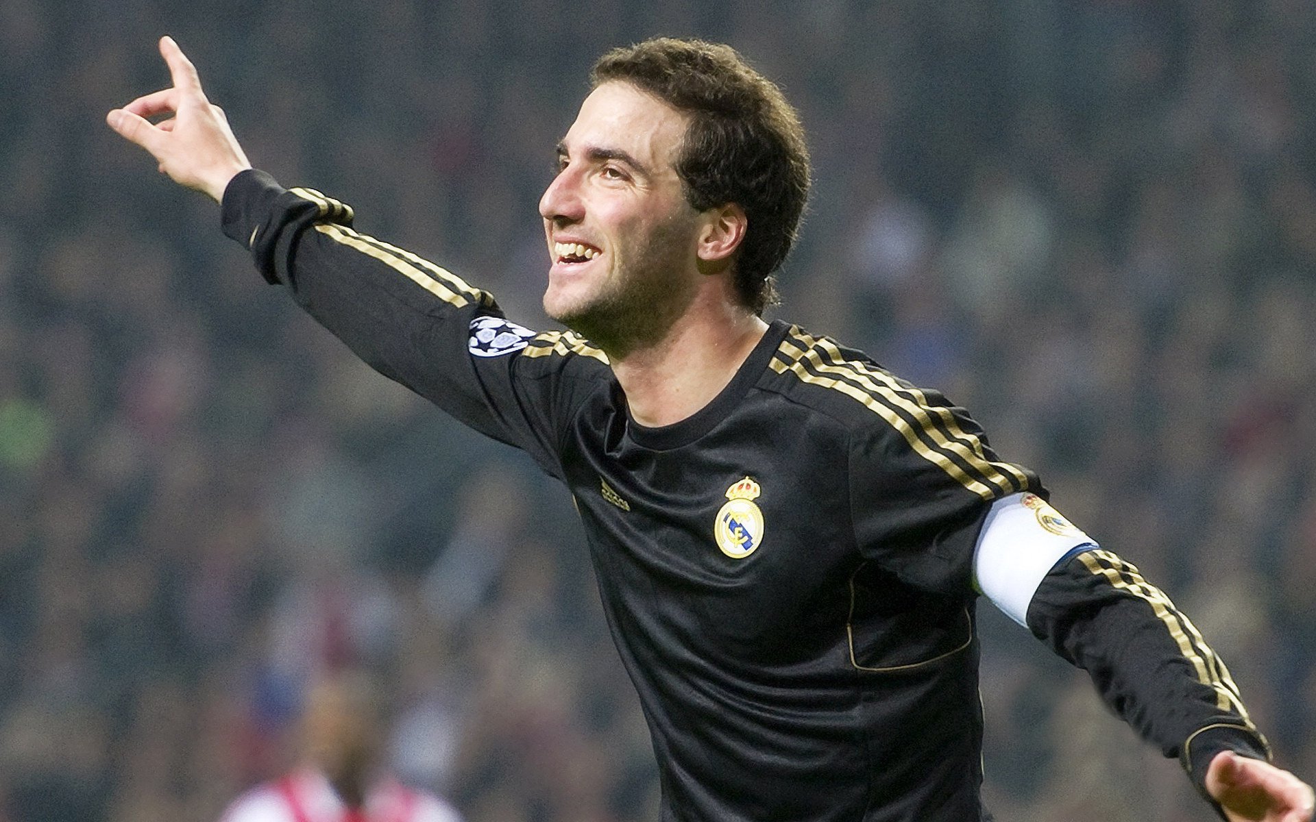 新王加冕之夜，18岁的加维，如何在雨战中让红黑军团听见马德普拉塔的彩虹